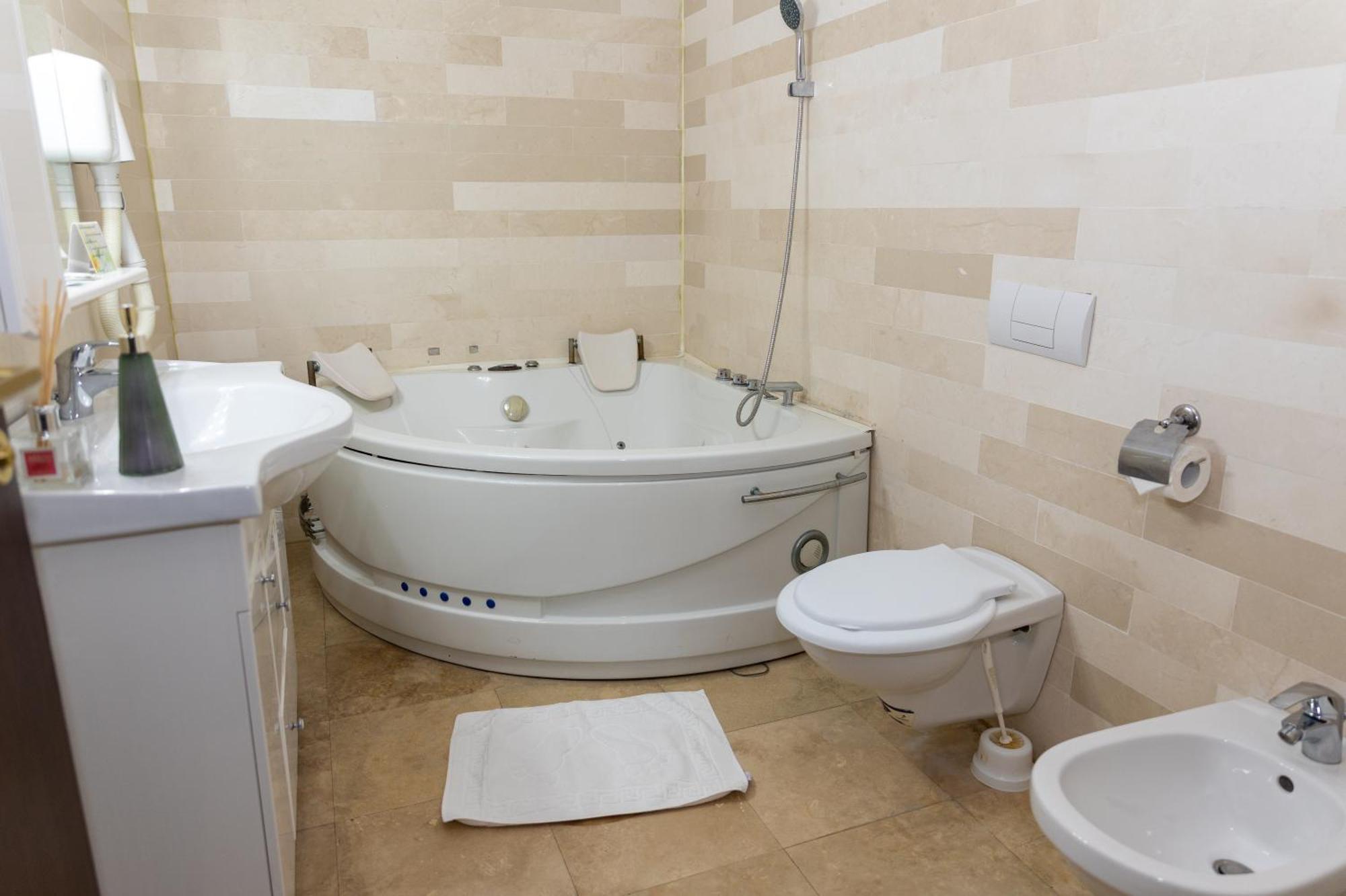 Hotel Rodiv Găeşti 외부 사진
